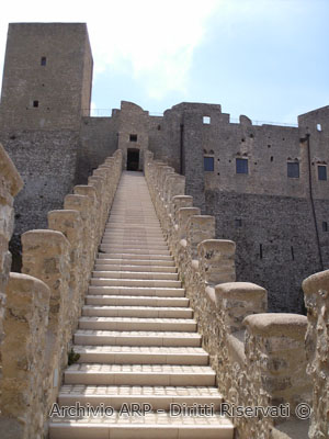 Veduta dal basso del castello di Itri.